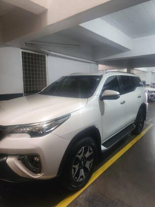 TOYOTA HILUX SW4 2.8 SRX DIAMOND 4X4 7 LUGARES 16V TURBO INTERCOOLER DIESEL 4P AUTOMÁTICO TOYOTA HILUX SW4 2.8 SRX DIAMOND 4X4 7 LUGARES 16V TURBO INTERCOOLER DIESEL 4P AUTOMÁTICO